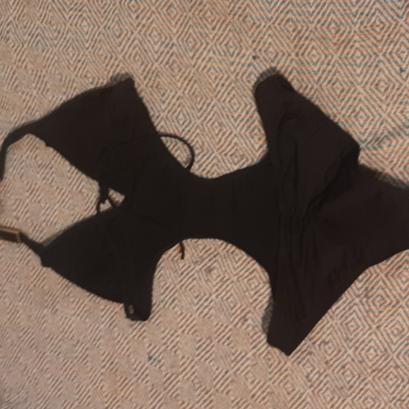 L space swimsuit - Picture 3 of 4